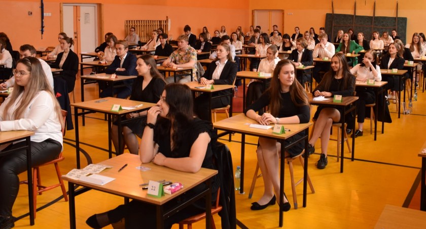 Na zdjęciu egzamin maturalny w I LO - fot. I LO/Facebook