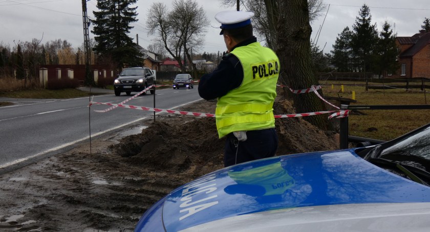Na zdjęciu policjant drogówki. 