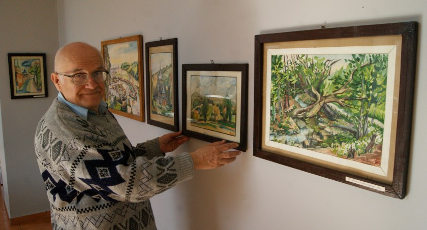Na zdjęciu Jan Depta przygotowuje wystawę swoich obrazów w radomszczańskim muzeum