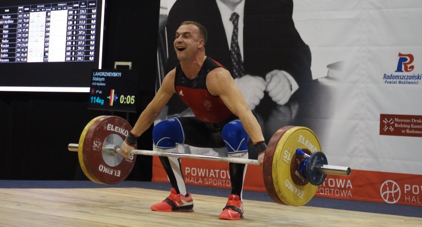 Na zdjęciu sztangista biorący udział w Pucharze Polski MASTERS. Fot. archiwum Powiatowa Hala Sportowa w Radomsku.
