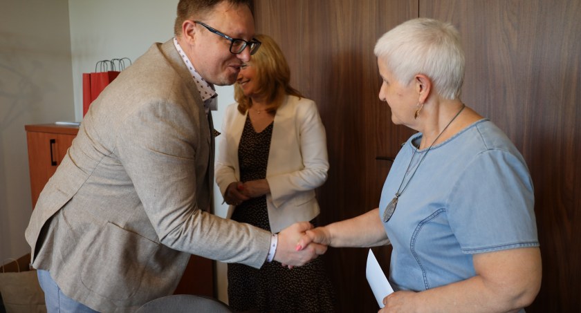 Na zdjęciu wręczenie nagród laureatom w UM - fot. UM Radomsko