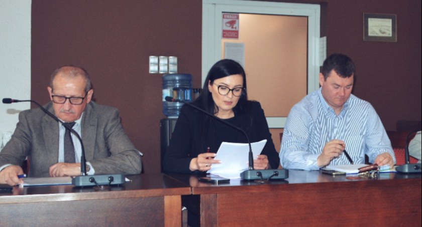 Na zdjęciu posiedzenie rady, w środku starosta Beata Pokora, z lewej Fabian Zagórowicz, członek zarządu powiatu - fot. Starostwo Powiatowe