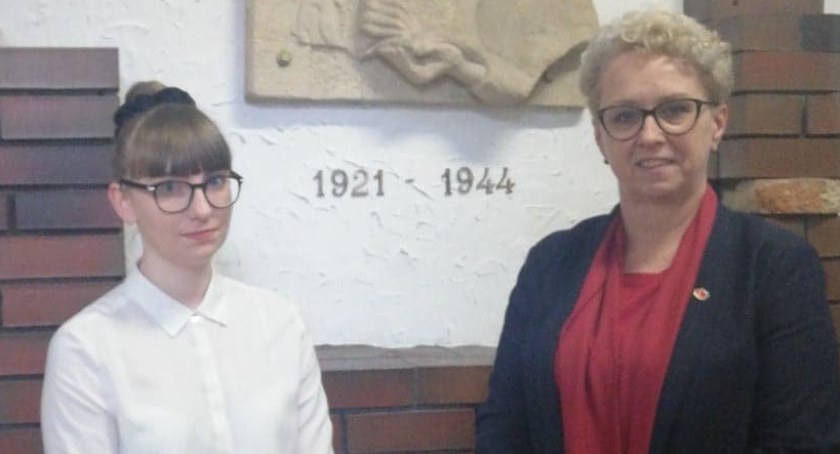 Na zdjęciu: Klaudia Kucharska i Renata Langier. Fot. II LO w Radomsku. 