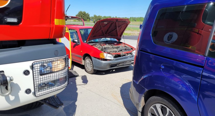 Na zdjęciach samochody, które zderzyły się w kolizjach na A1 - fot. OSP Kamieńsk/Facebook