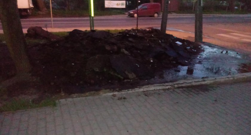 Po ruinie kiosku przy ulicy Brzeźnickiej pozostała sterta śmieci. Zdjęcie nadesłane przez Czytelnika. 