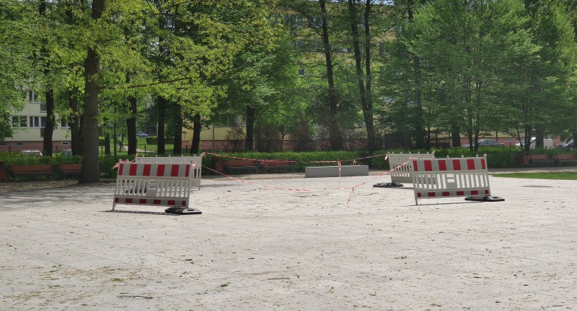 Na zdjęciu fontanna w parku Świętojańskim otoczona barierkami i taśmami