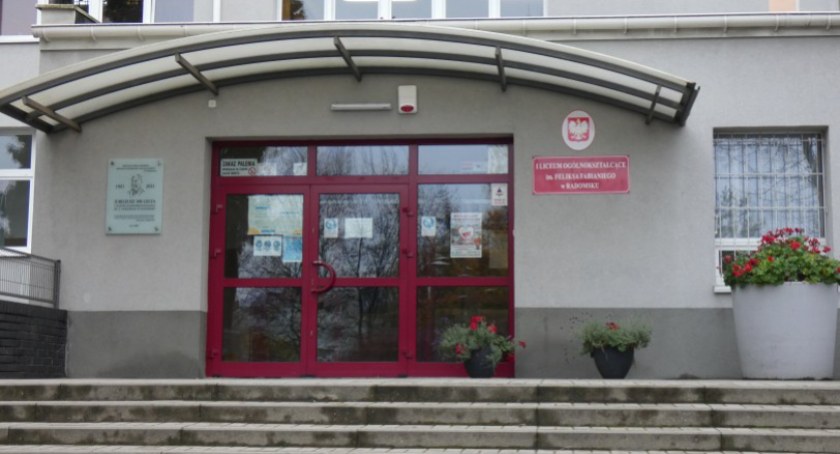 Na zdjęciu wejście do I LO im. Feliska Fabianiego