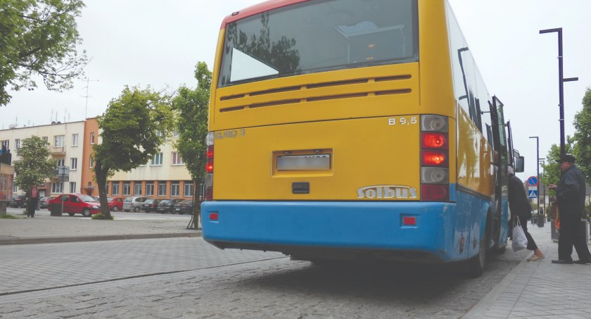 Na zdjęciu autobus MPK na przystanku przy placu 3 Maja