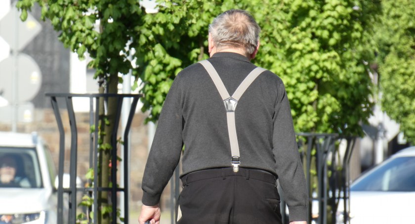 Na zdjęciu starszy mężczyzna, mieszkaniec Radomska, na ulicy Reymonta