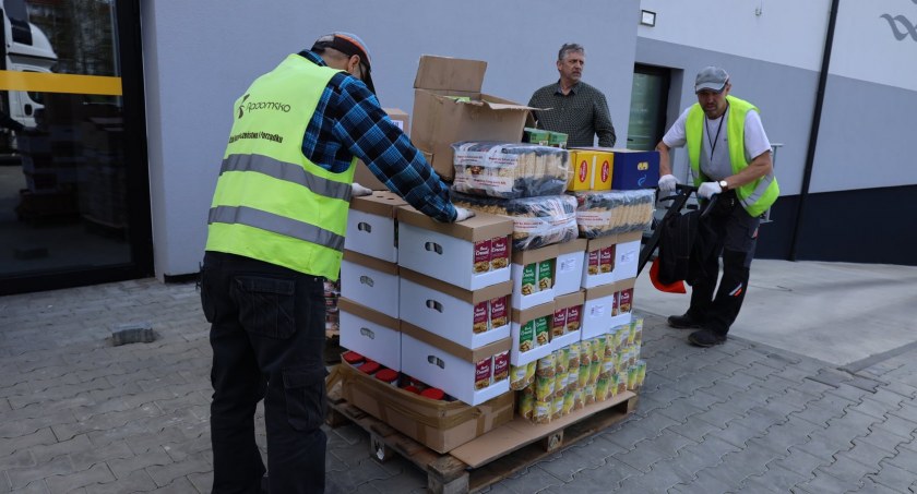 Na zdjęciu przygotowanie transportu pomocy dla partnerskiego miasta Wozniesiensk - fot. UM Radomsko