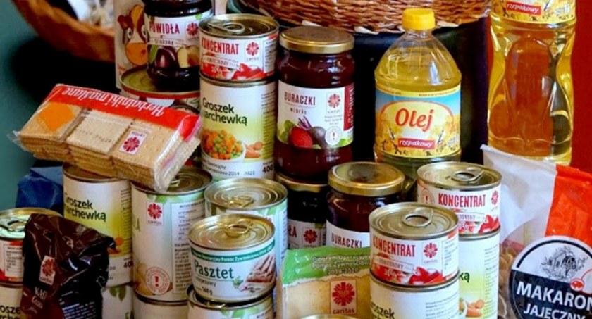 Na zdjęciu produkty żywnościowe, które znajdują się w paczkach wydawanych przez MOPS. 