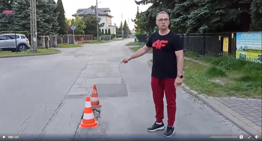 Na zdjęciu radny Rafał Dębski na ulicy Architektów