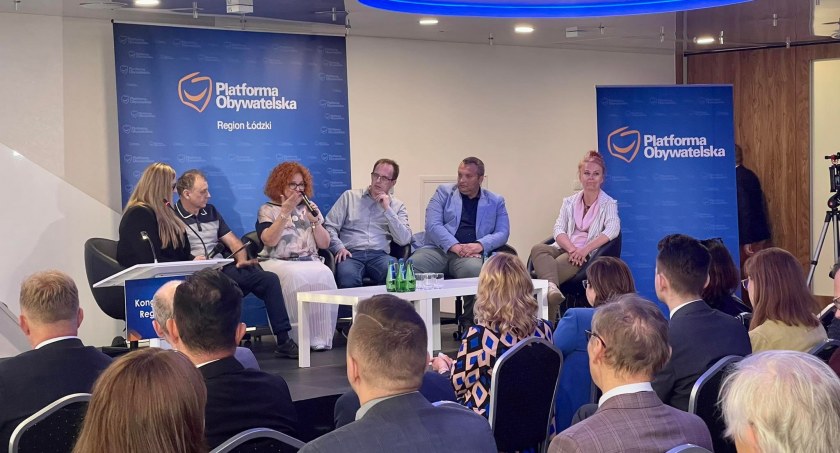 Na zdjęciu: pracownicy sfery budżetowej biorący udział w panelu dyskusyjnym. 