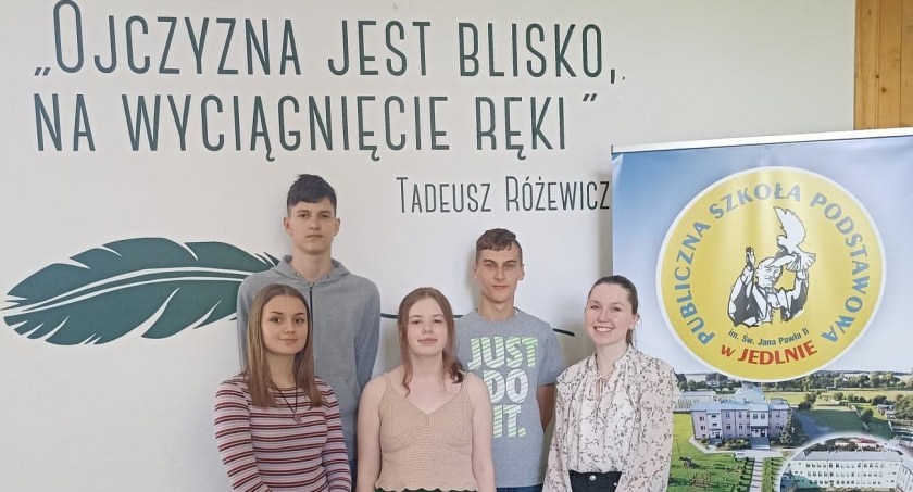 Na zdjęciu: młodzież z gminy Ładzice. Fot. Publiczna Szkoła Podstawowa im. Św. Jana Pawła II w Jedlnie. 