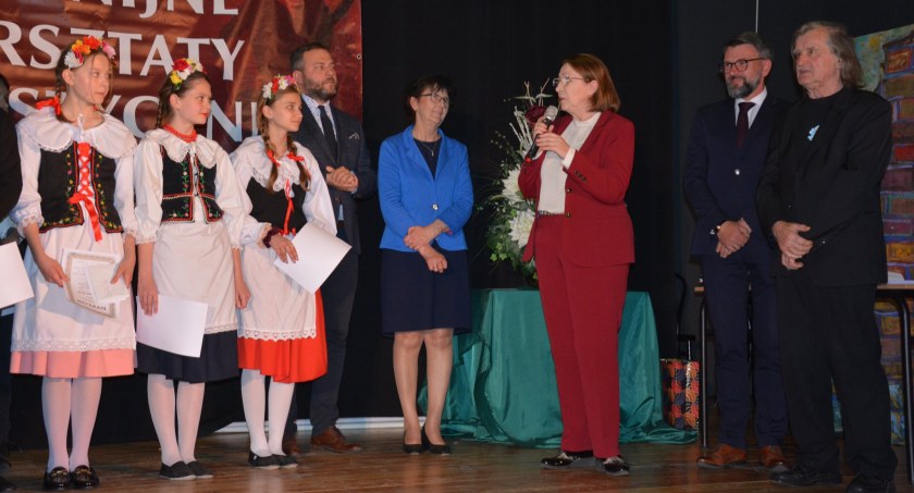 Na zdjęciu wręczenie nagród laureatom - fot. Starostwo Powiatowe