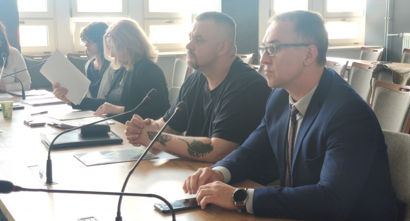Na zdjęciu od prawej radny Koalicji Obywatelskiej Rafał Dębski, Sławomir Nowicki, mieszkaniec ulicy Młodzowskiej