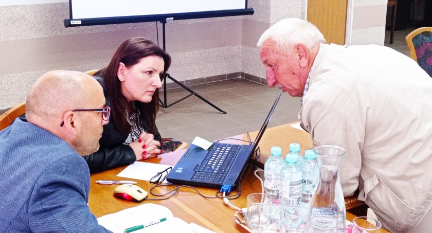 Na zdjęciu: rozmowy mieszkańców z przedstawicielami Urzędu Miasta. Fot. UM Radomsko. 