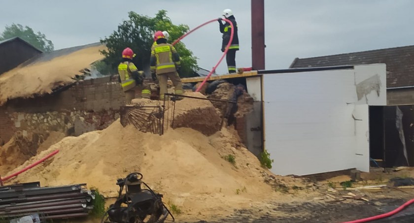 Na zdjęciu: akcja gaśnicza jednostek straży OSP KSRG Dobryszyce, OSP Zdania, JRG Radomsko, OSP Brudzice. Fot. Włodzimierz Gonera. 