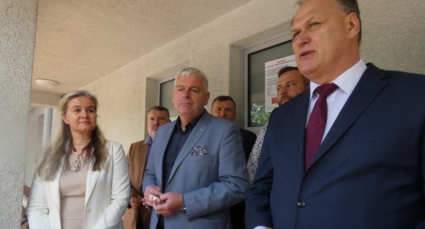 Na zdjęciu konferencja prasowa przed Starostwem Powiatowym, przy którym stanęła jedna z lodówek