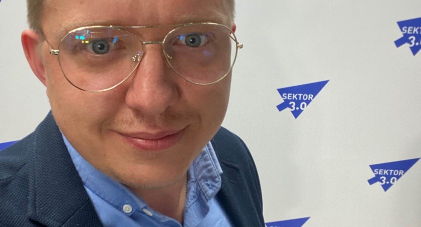 Na zdjęciu Paweł Aulich, który sam zasypywał dziury na Sikorskiego - fot. Facebook/Paweł Aulich