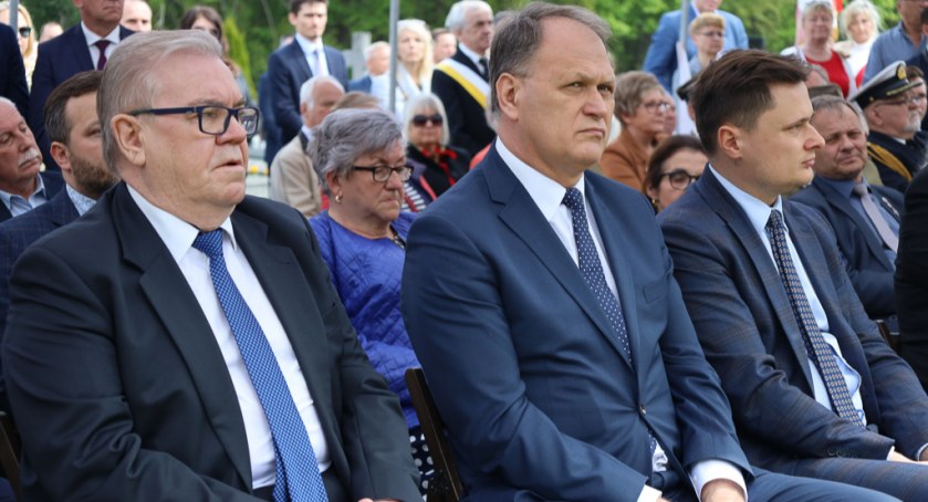 Na zdjęciu od lewej: przewodniczący Rady Miasta Tadeusz Kubak (PiS), prezydent Jarosław Ferenc (RdR) i Krzysztof Ciecióra, wiceminister rolnictwa - fot. UM Radomsko/Bąkowa Góra, uroczystości upamiętniające mord na żołnierzach Konspiracyjnego Wojska Polskiego