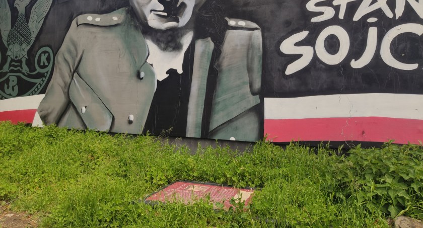 Na zdjęciu tablica informująca o tym, dlaczego to miejsce to skwer Konspiracyjnego Wojska Polskiego