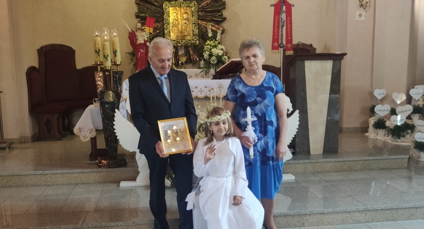 Na zdjęciu Nadia z dziadkami, którzy się nią opiekują 