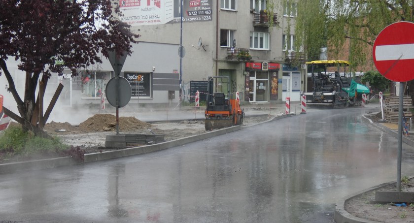 Na zdjęciu - przebudowywana ulica Żeromskiego