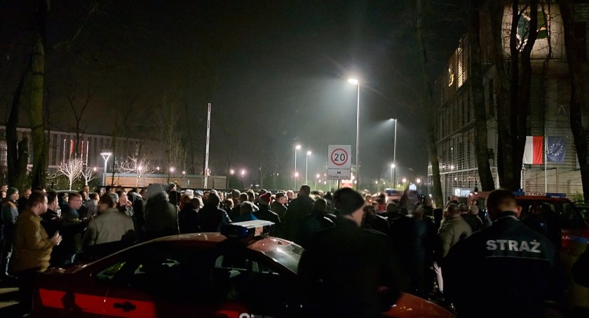 Na zdjęciu kolejka do złożenia wniosków - fot. Facebook/OSP Przedbórz
