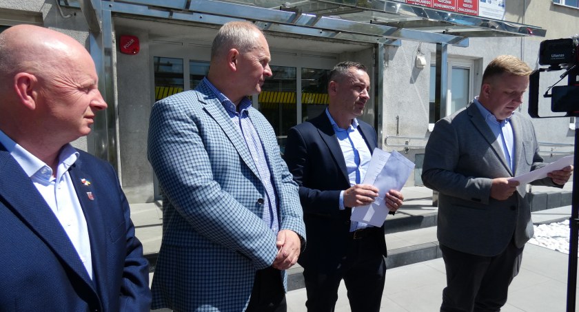 Na zdjęciu konferencja radnych KO przed starostwem