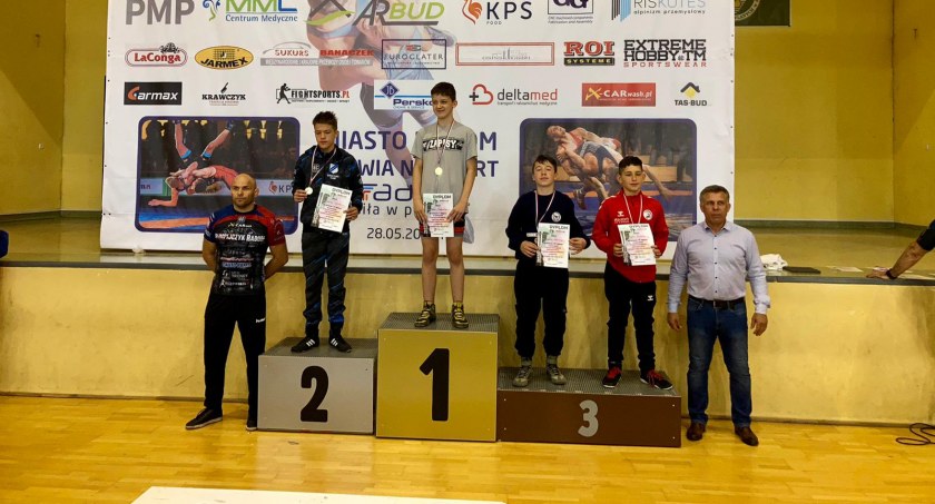 Na zdjęciu zapaśnicy, którzy walczyli w zawodach