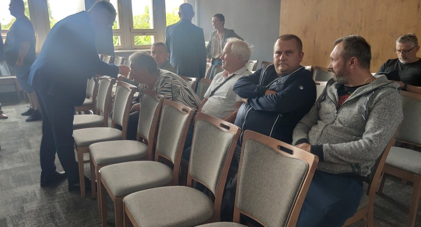 Na zdjęciu: mieszkańcy Radomska, skarżący się na prezydenta w związku z  brakiem działania wobec firmy Loconi. Fot. Janusz Kucharski. 