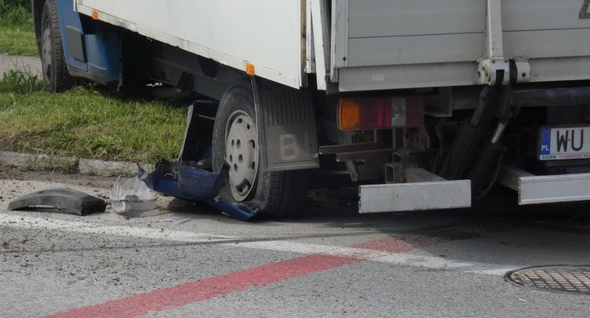 Na zdjęciu: bus stojący na poboczu po zderzeniu z osobówką. 