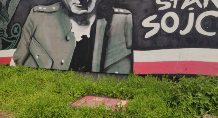 Na zdjęciu zdemontowana tablica leży pod muralem Stanisława Sojczyńskiego Warszyca od początku remontu Żeromskiego