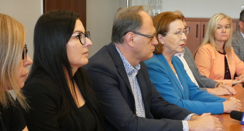 Na zdjęciu od lewej Ewa Gajzler (członek zarządu powiatu), starosta Beata Pokora, prezydent Jarosław Ferenc, poseł PiS Anna Milczanowska, wicestarosta Małgorzata Lewandowska