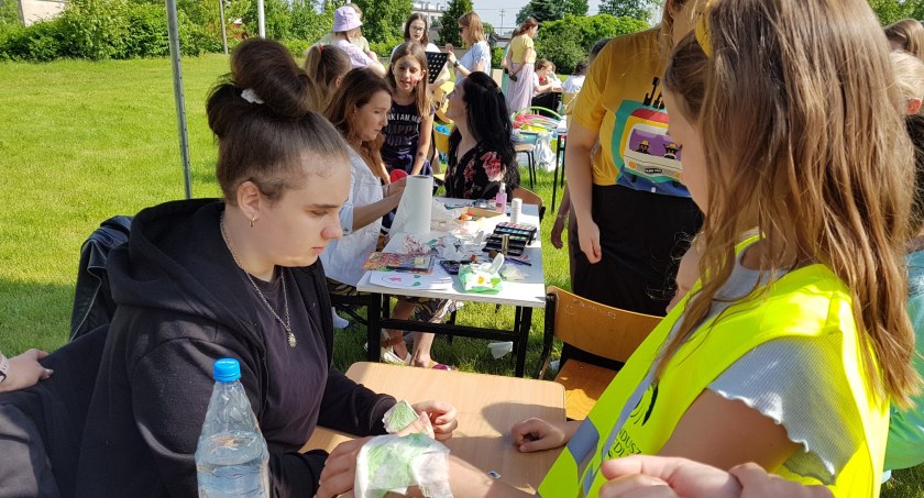 Na zdjęciu jedna z atrakcji na pikniku, zmywalne tatuaże - fot. UM Radomsko 