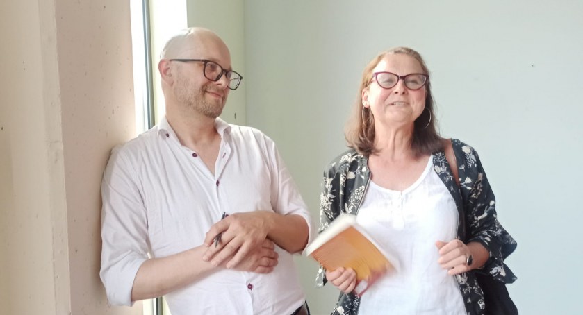 Na zdjęciu Andrzej Andrysiak już po spotkaniu podpisuje książkę 