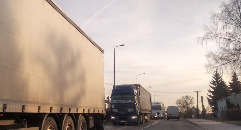 Na zdjęciu: sznur tirów na ulicy Krakowskiej w kierunku centrum miasta. Luty 2022. 