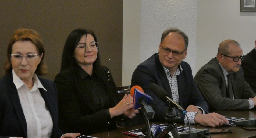 Na zdjęciu konferencja prasowa w starostwie. Od lewej poseł Milczanowska, starosta Pokora i prezydent Ferenc