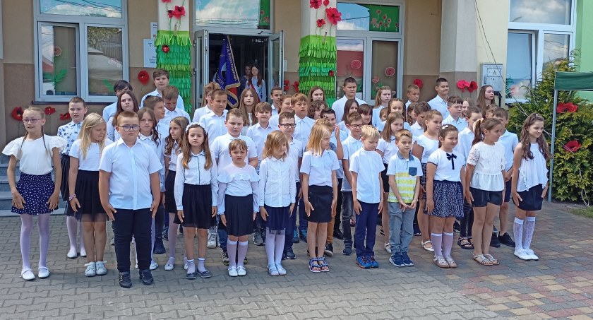Na zdjęciu uroczystość nadania imienia szkole