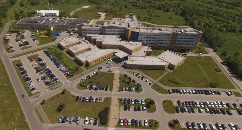 Na zdjęciu: Szpital Powiatowy i lądowisko w Radomsku. Fot. Szpital Powiatowy. 