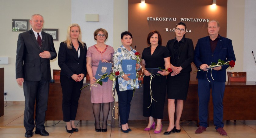 Na zdjęciu od lewej Andrzej Kucharski (naczelnik wydziału edukacji), Aleksandra Gniłka, Katarzyna Morga, Anna Krzyszkowska-Cudak, starosta Beata Pokora i Bogdan Węgrzyński.