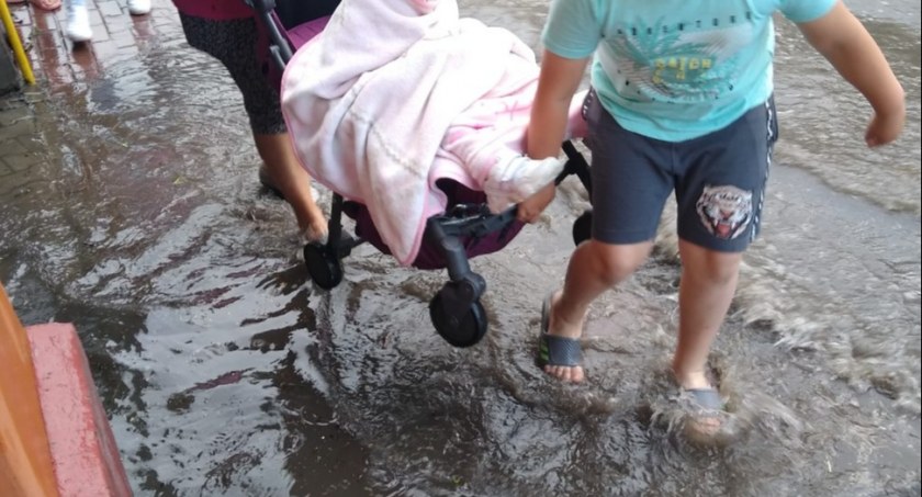 Na zdjęciach zalane centrum Radomska - nadesłane przez Czytelników