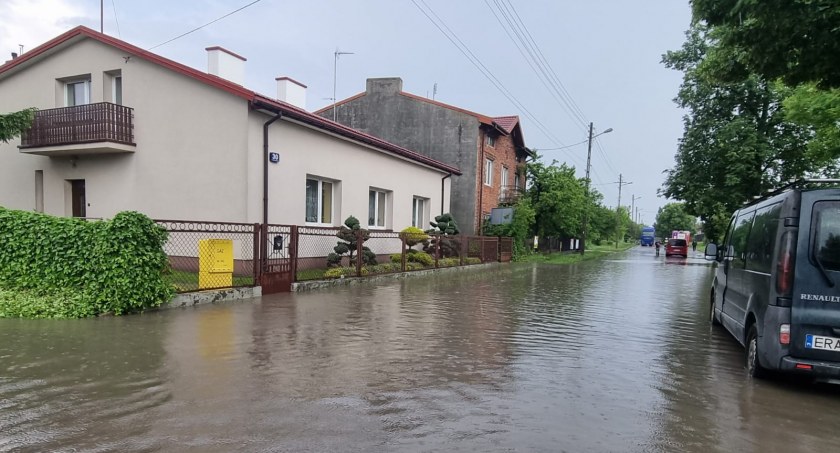 Na zdjęciu zalana po burzy ulica w Radomsku - fot. KP PSP Radomsko