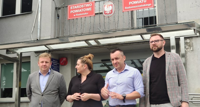 Na zdjęciu konferencja radnych KO: od lewej Łukasz Więcek, szefowa PO w Radomsku Magdalena Spólnicka, Marek Rząsowski i Piotr Lisowski