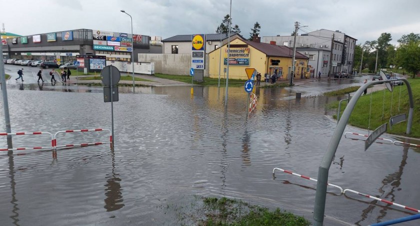 Na zdjęciu zatopiony mostek po burzy w czwartek 9 czerwca
