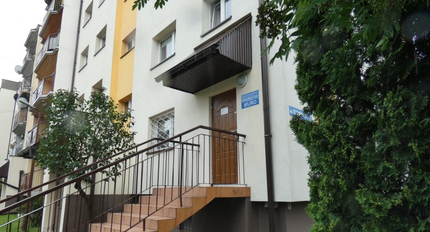 Na zdjęciu wejście do biura spółdzielni Dwunastka