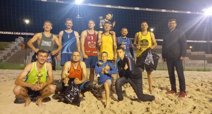 Na zdjęciu radomszczańscy siatkarze, którzy z hali przenieśli się na piasek
