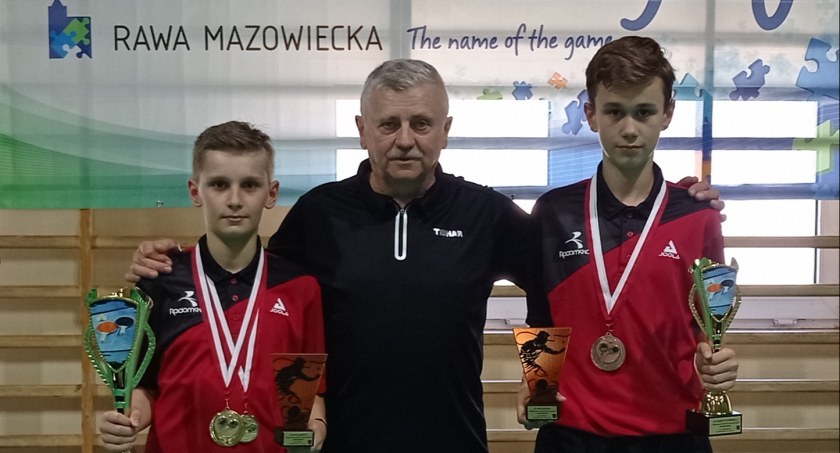 Na zdjęciu Kacper i Sebastian (z lewej) z trenerm
