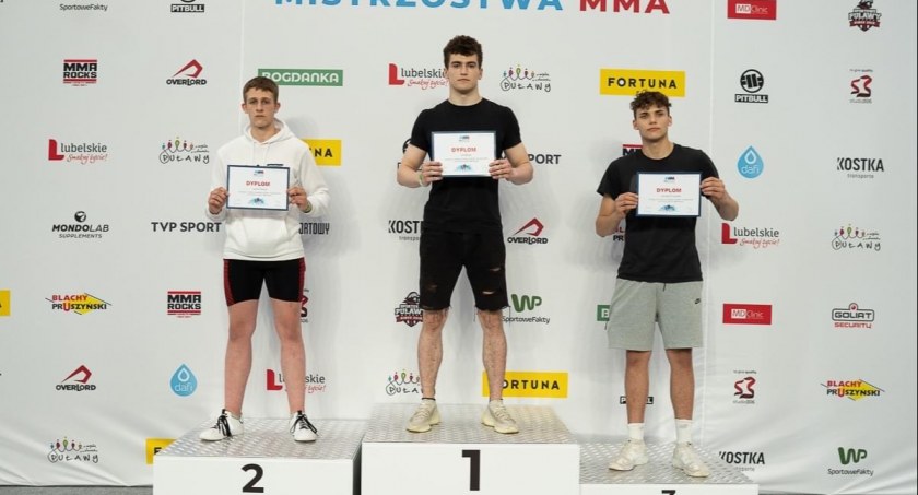 Na zdjęciu Kacper Zachmost na trzecim stopniu podium